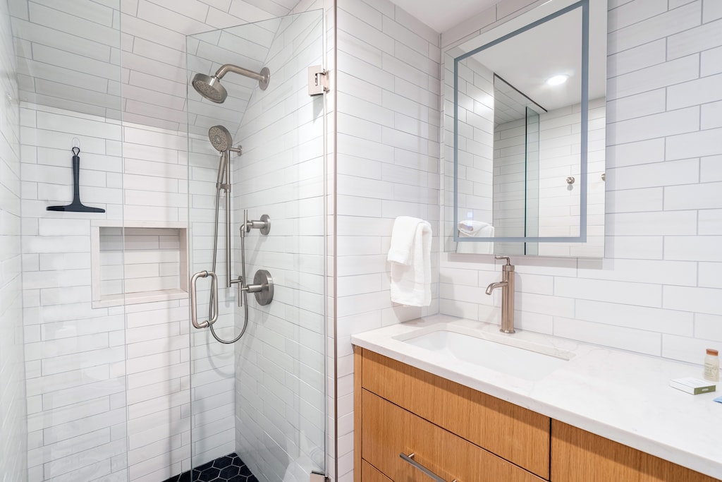 5.2-columbine-a-telluride-primary-suite-bath1