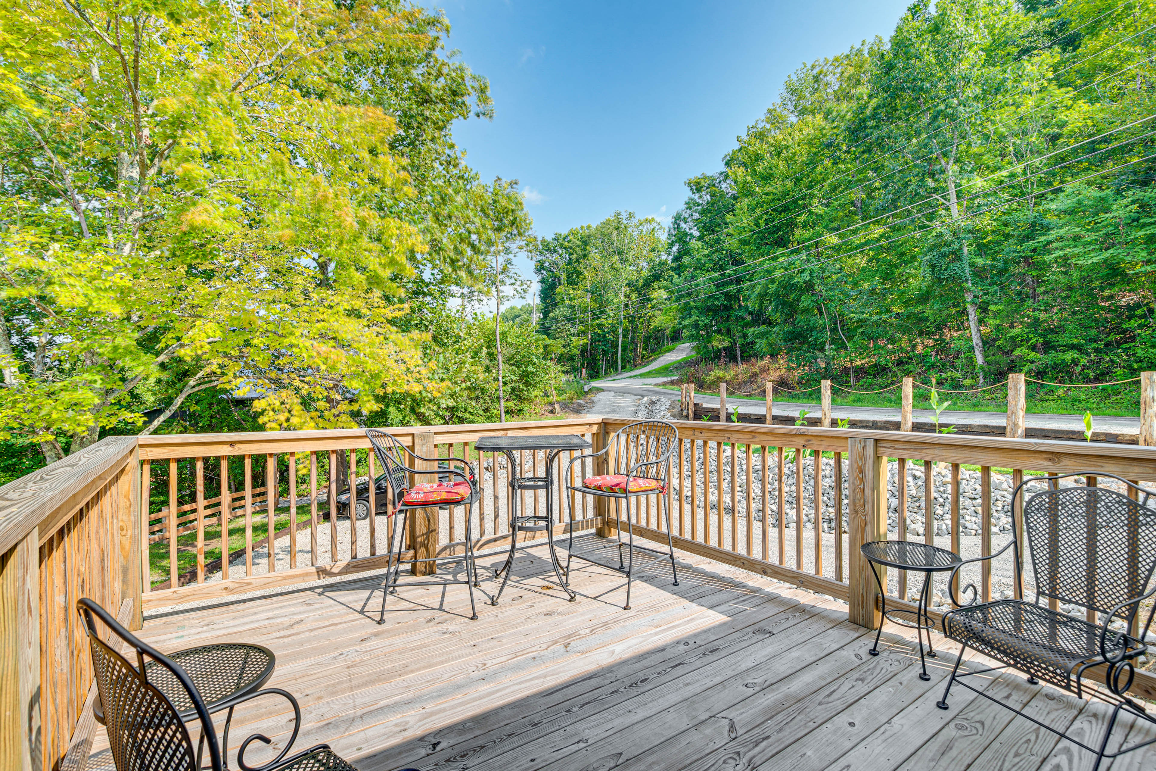 Waterfront Escape in Cub Run w/ Deck & Hot Tub!