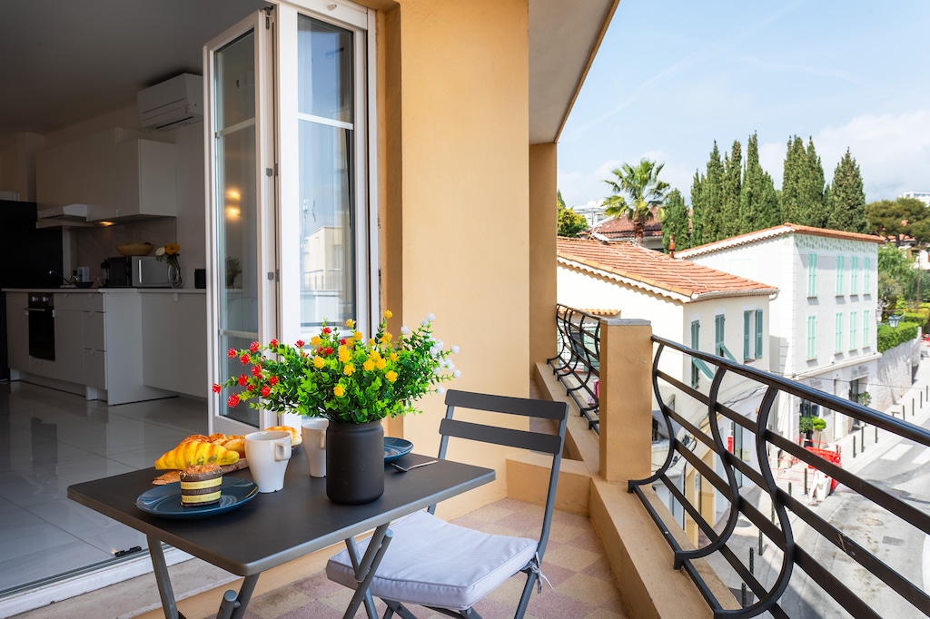 Charming balcony, very sunny, with views of the picturesque streets of Saint-Jean-Cap-Ferrat.