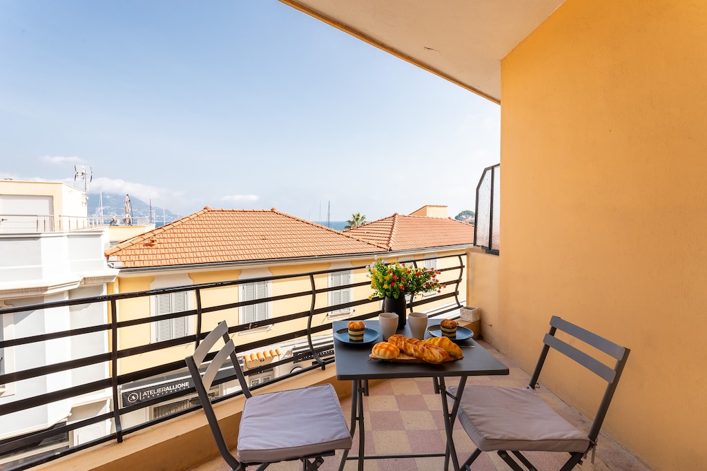  Charming balcony, very sunny, with views of the picturesque streets of Saint-Jean-Cap-Ferrat.