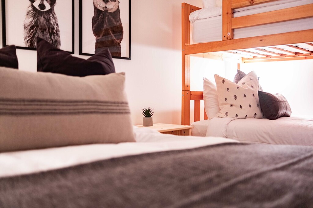 3rd bedroom: Queen bed and twin bunk