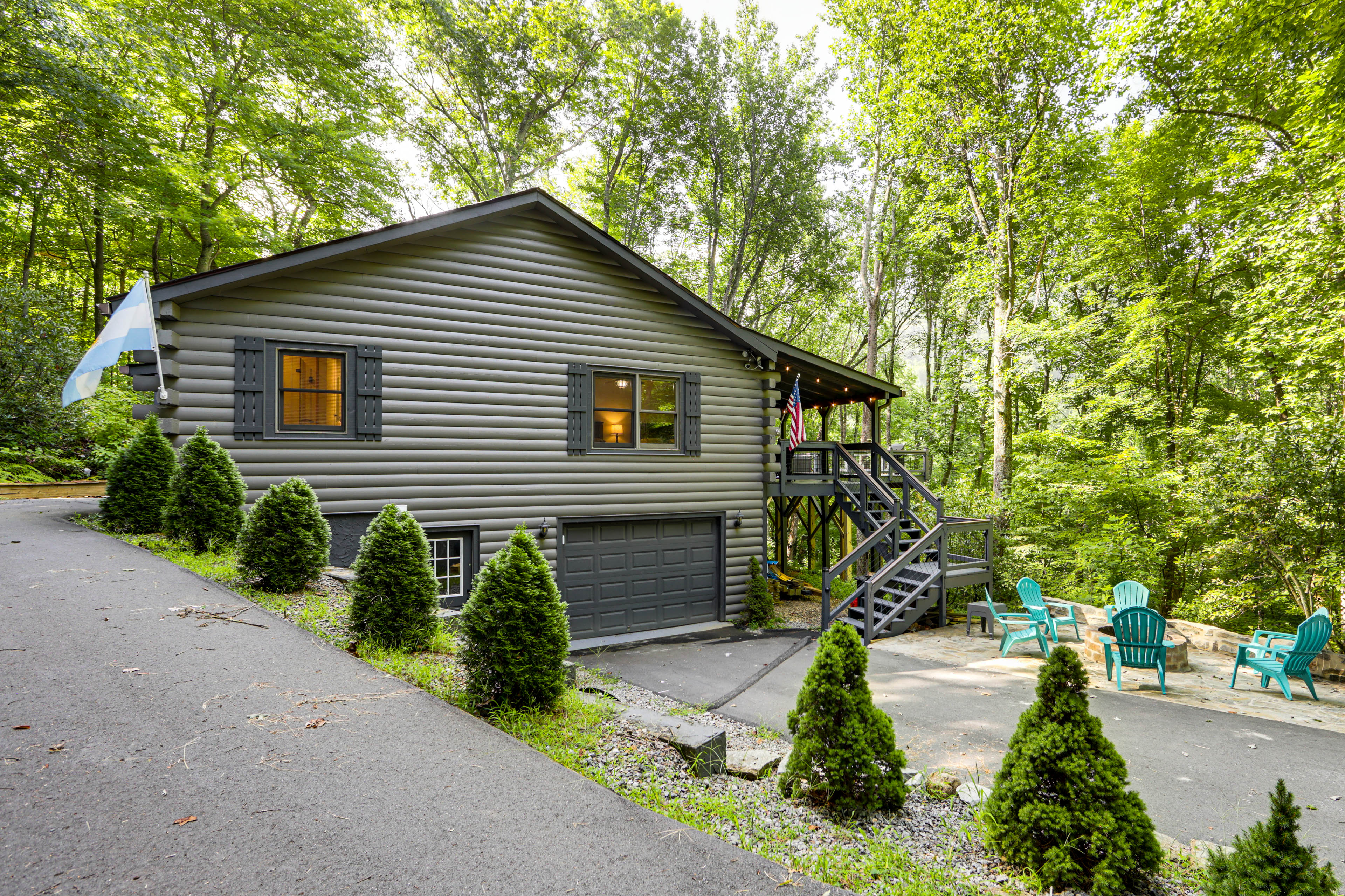 Luxe Smoky Mountains Cabin w/ Hot Tub & Views!
