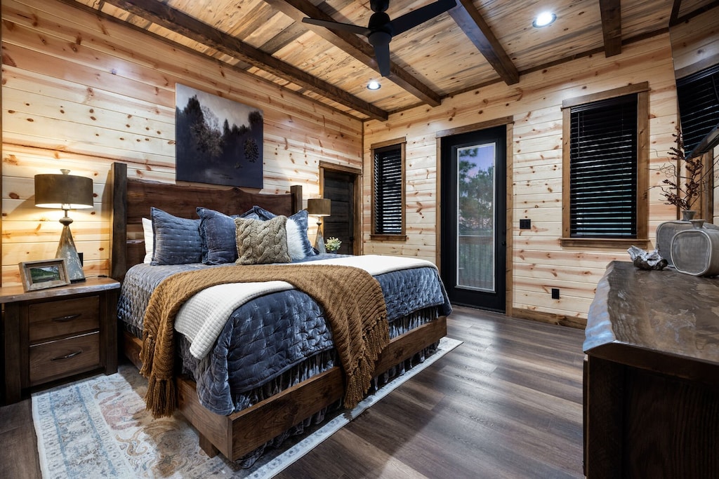 King bed 2 downstairs