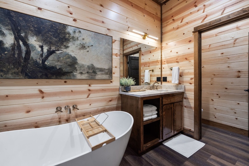 Ensuite bath 2 with soaking tub