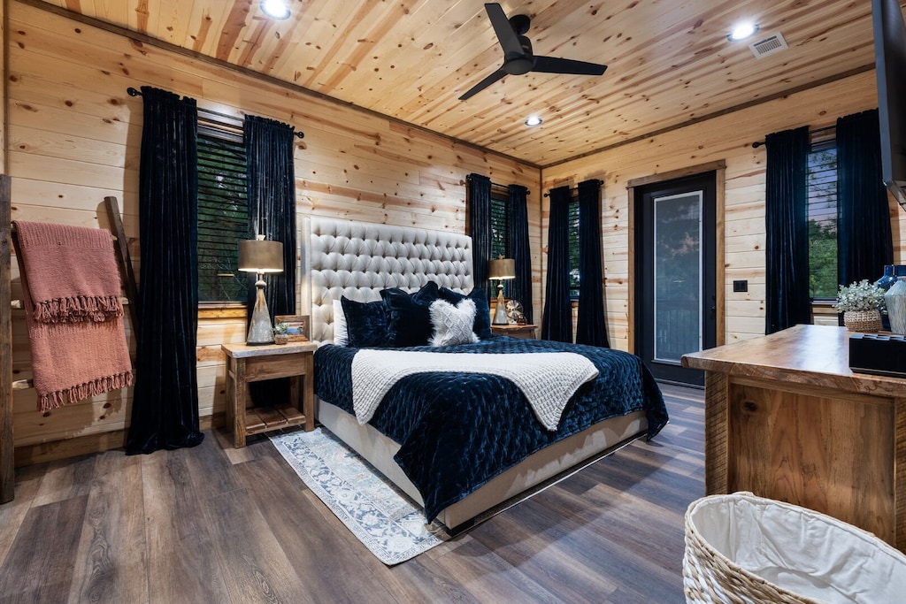 King bed 3 downstairs