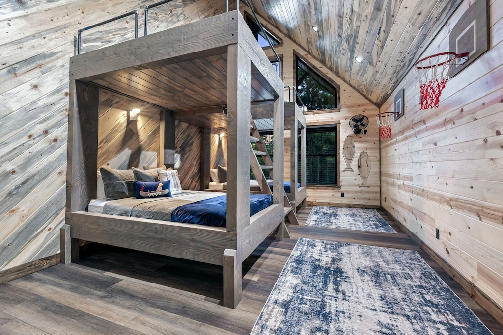 Queen bunk room upstairs (sleeps 8)