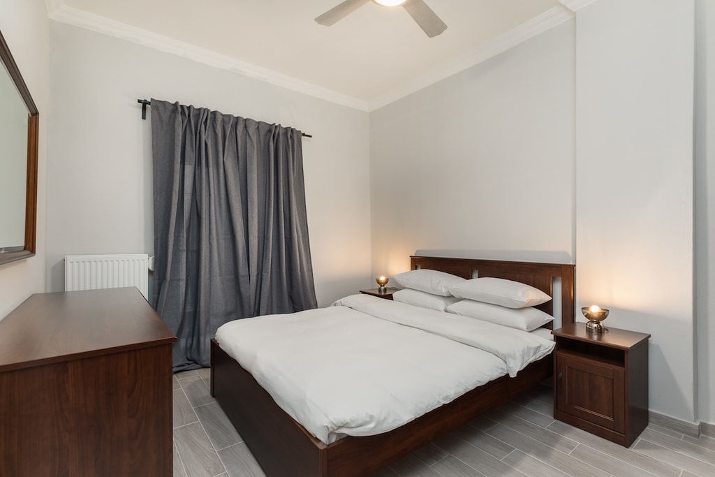 Bedroom 1 with queen size bed