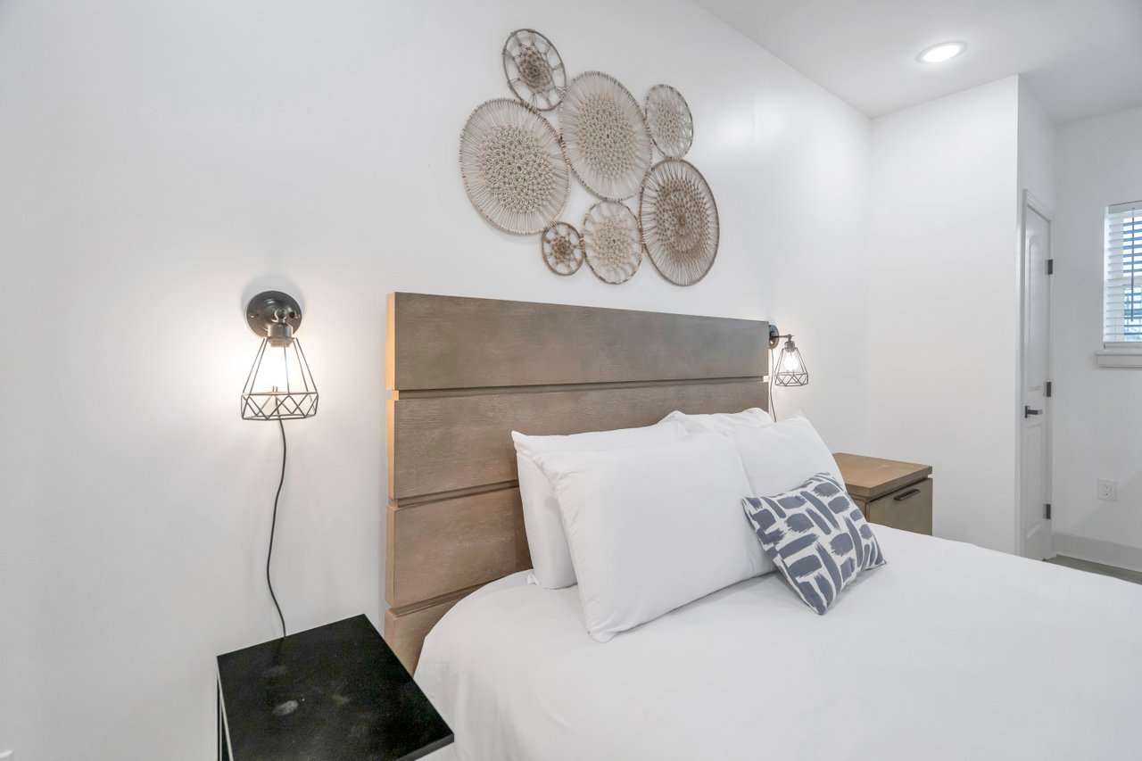 Sleeps 20-Spacious Suites Near French Quarter