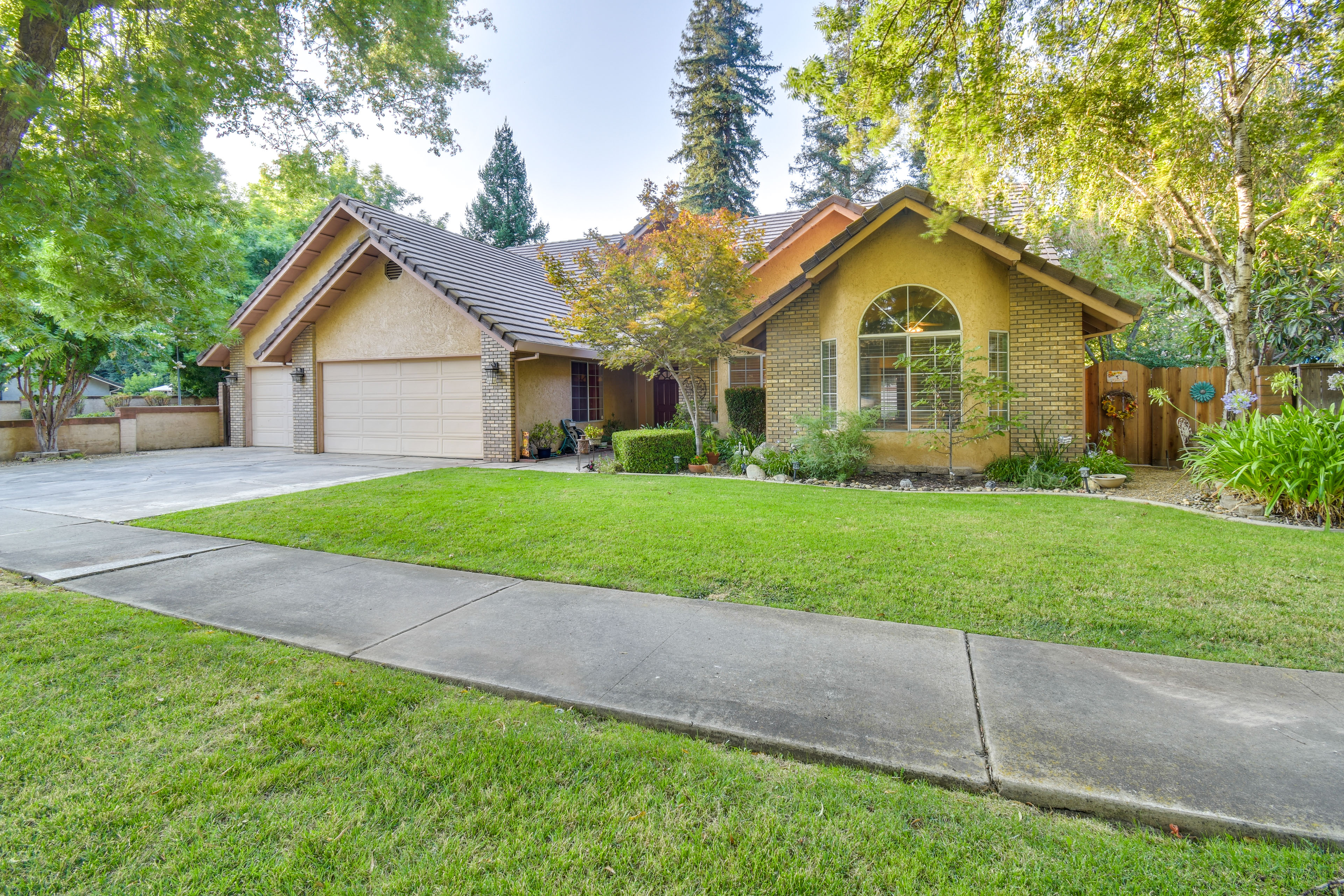 Merced Home w/ Fire Pit - Near Applegate Park Zoo!