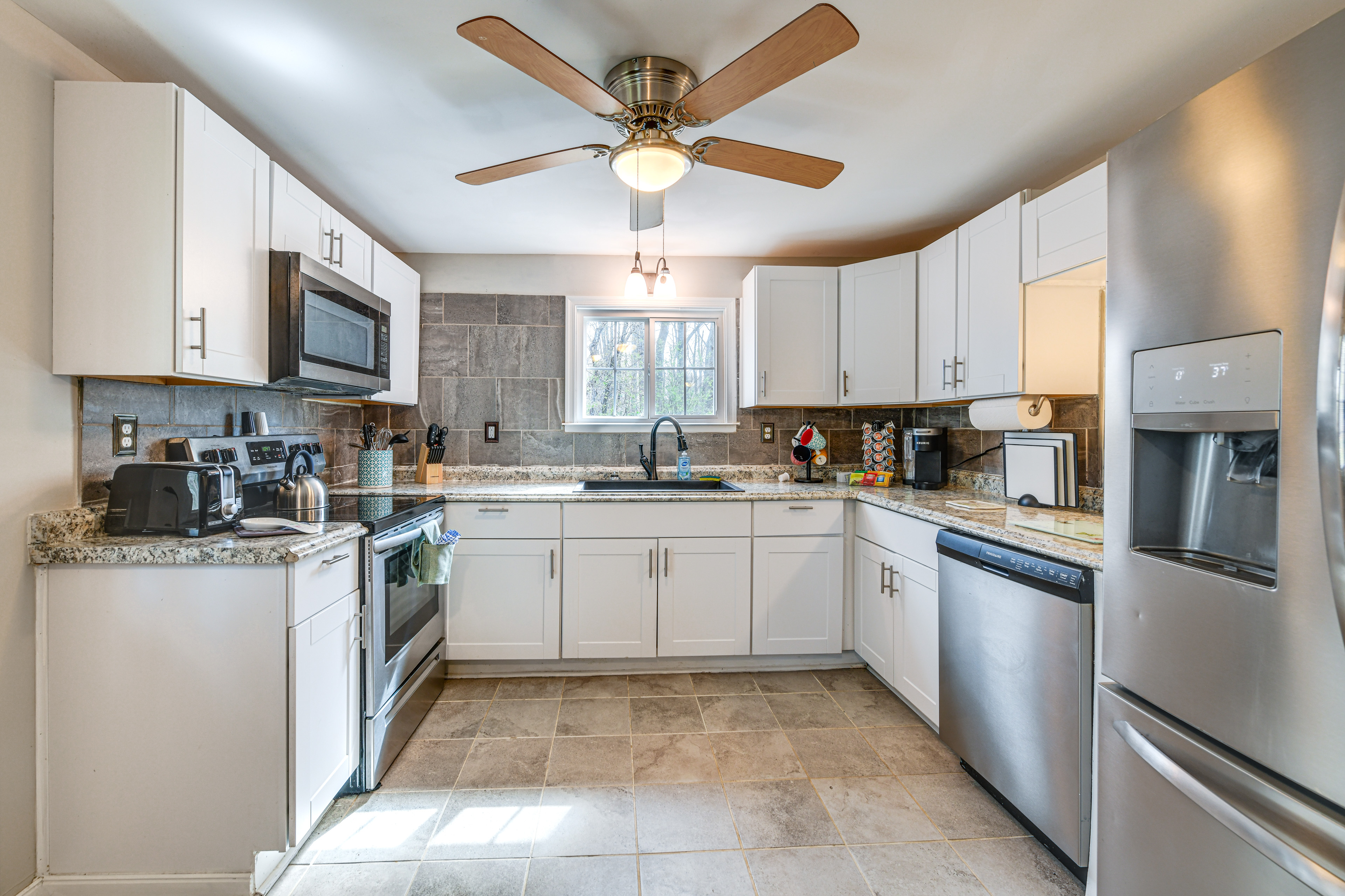 Toano Home w/ Screened Porch: Steps to Lake!