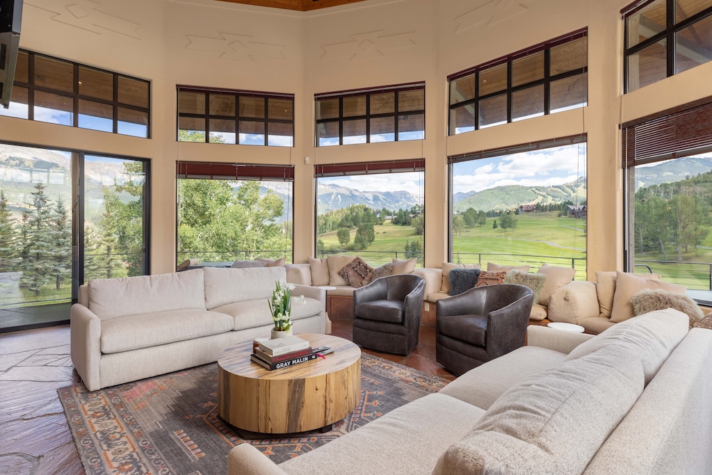 Living Room - Panoramic mountain views