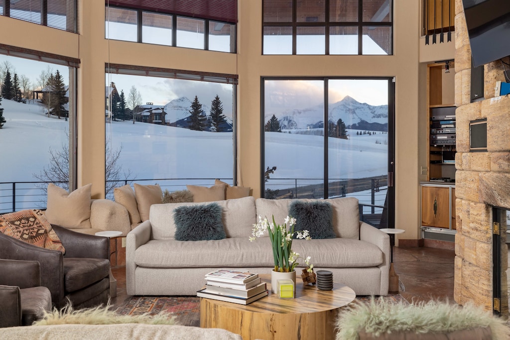 Living Room - Panoramic mountain views
