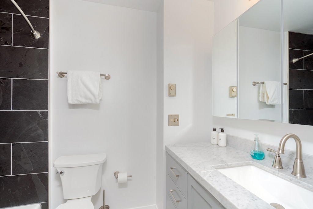 Bathroom 1 - Shared Bathroom - Tub/shower combo