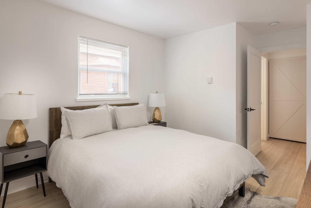 Bedroom 1 - Primary Bedroom - Main Level - Queen sized bed