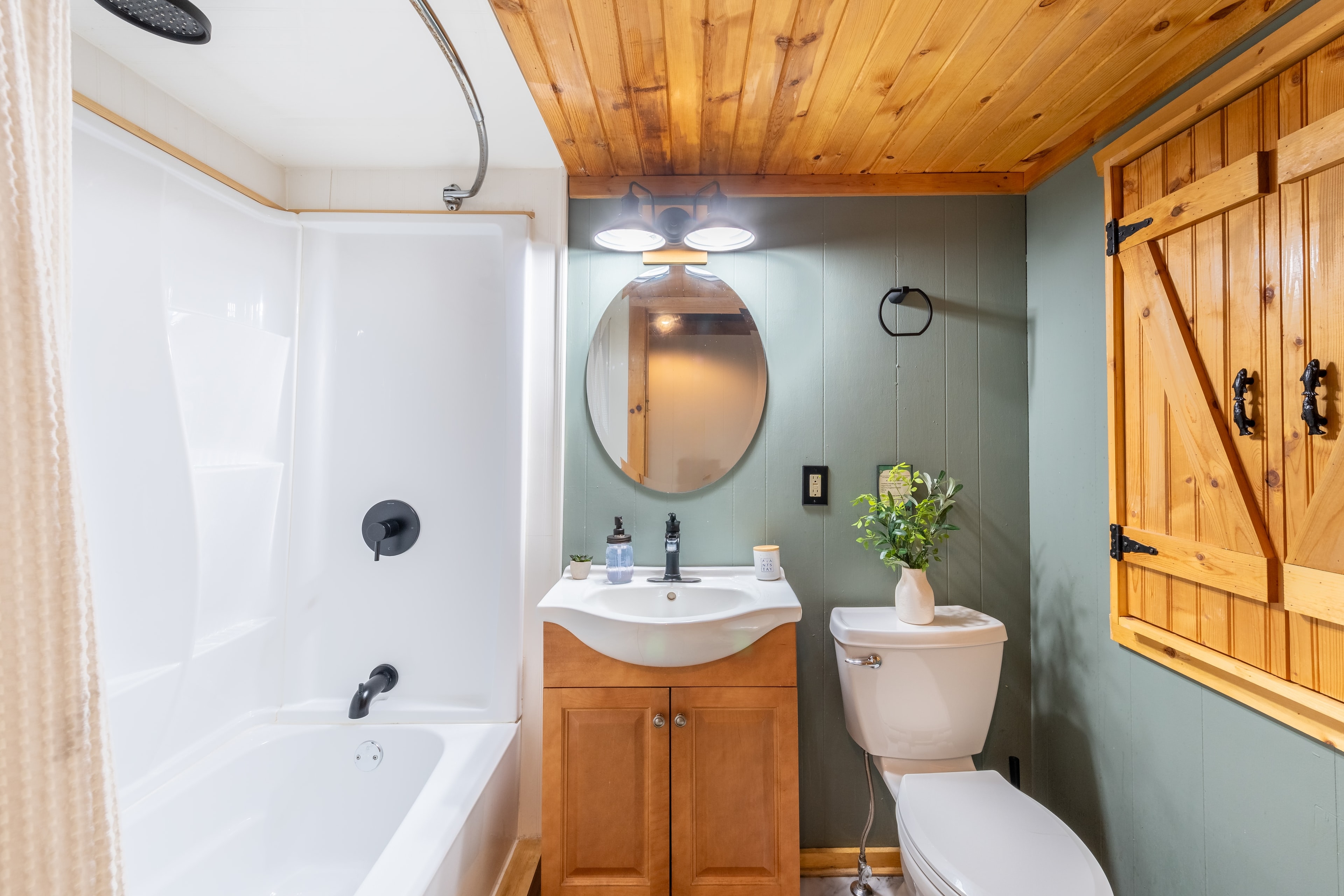 Bathroom 1 features a shower/tub combo