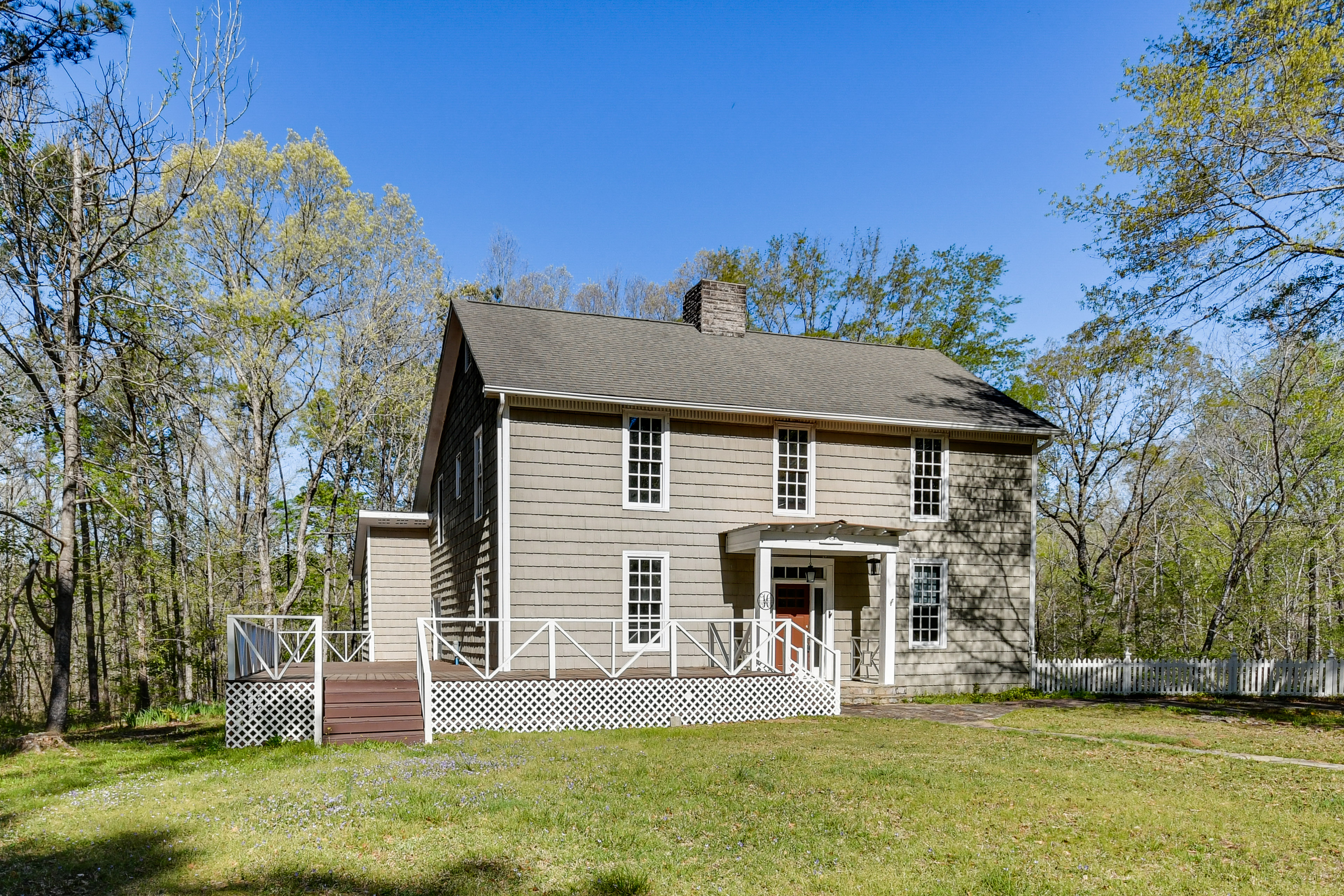 Sunroom & Decks: Family Home in Tallassee!