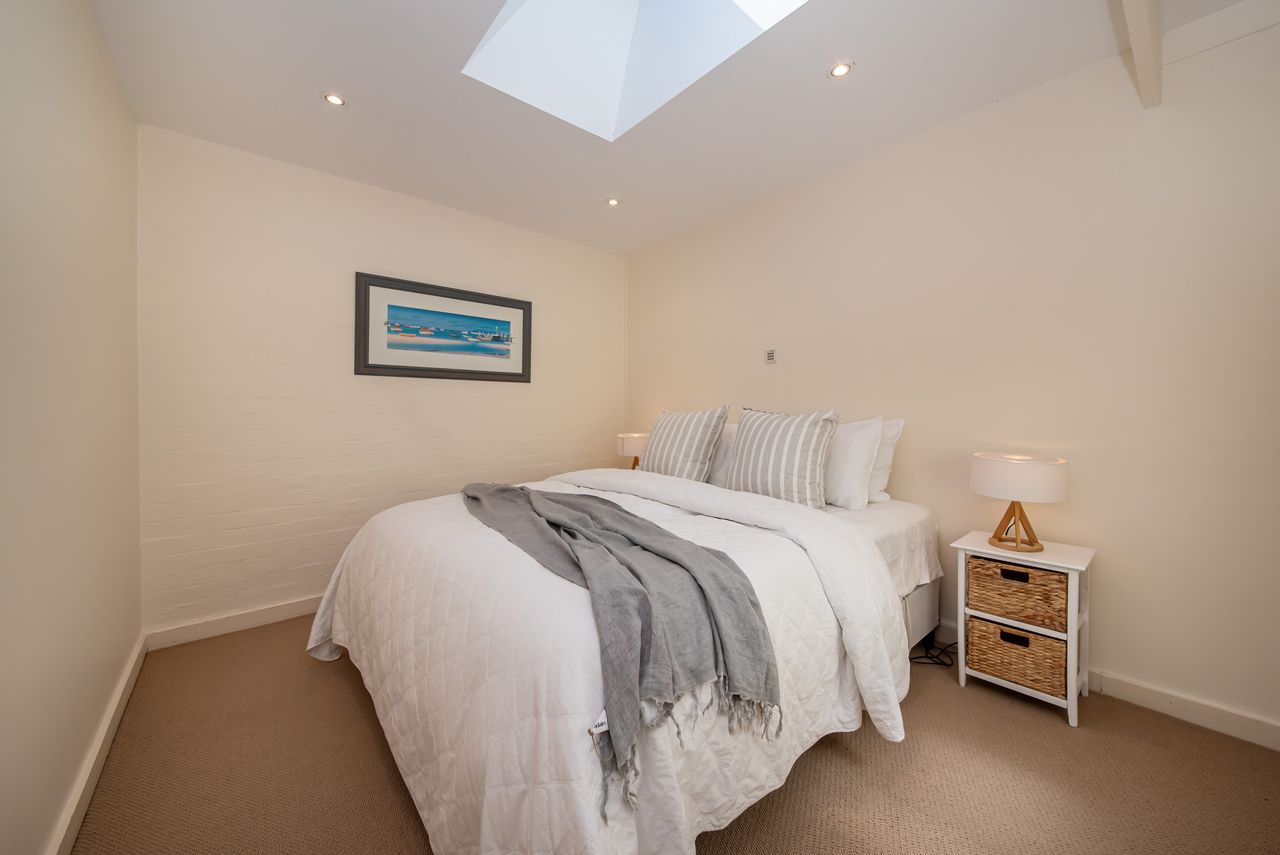 Skomer House Portsea with gas heated pool. Steps to beach and Portsea Pub