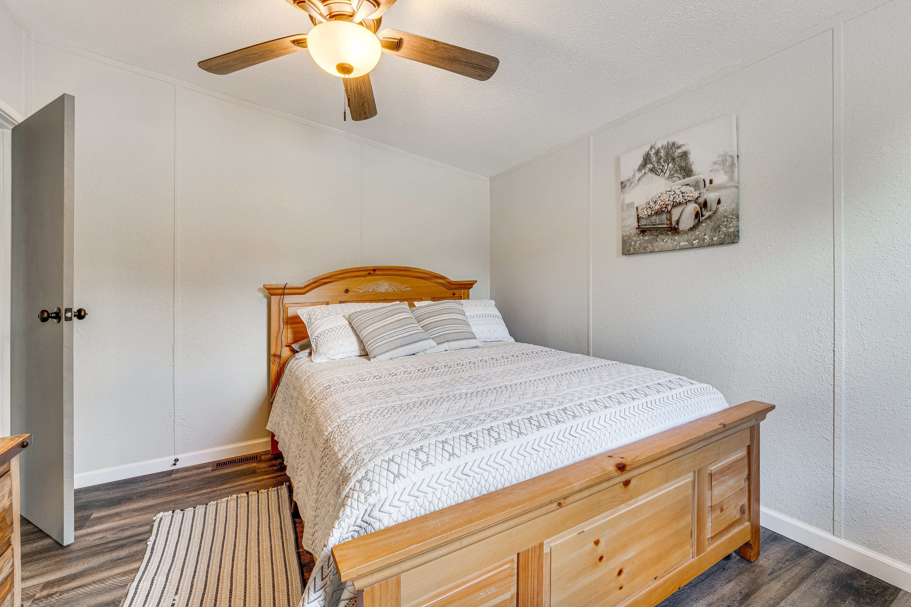 Trails, Creek & Wildlife: Country Harwood Retreat