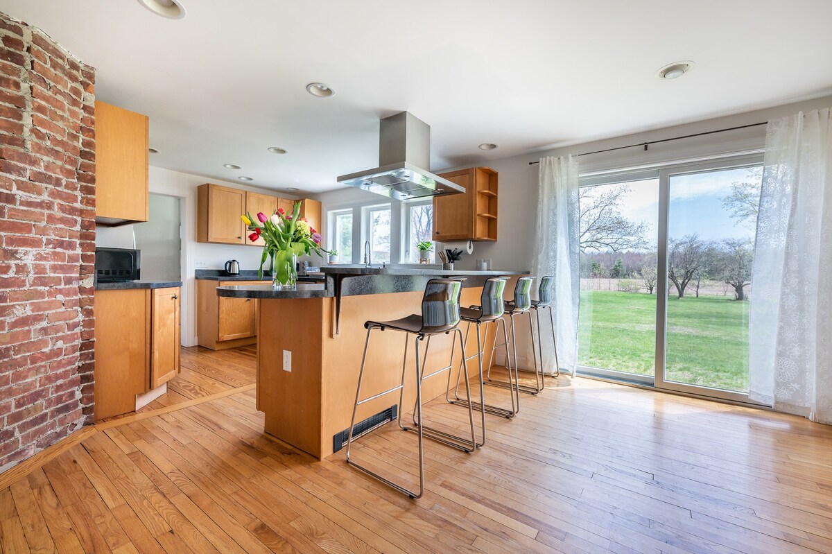 Kitchen with eat-in breakfast counter