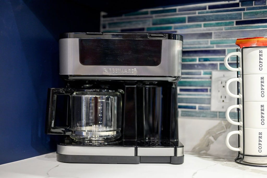 K-cup and drip coffee machine (k-cups & filters provided)