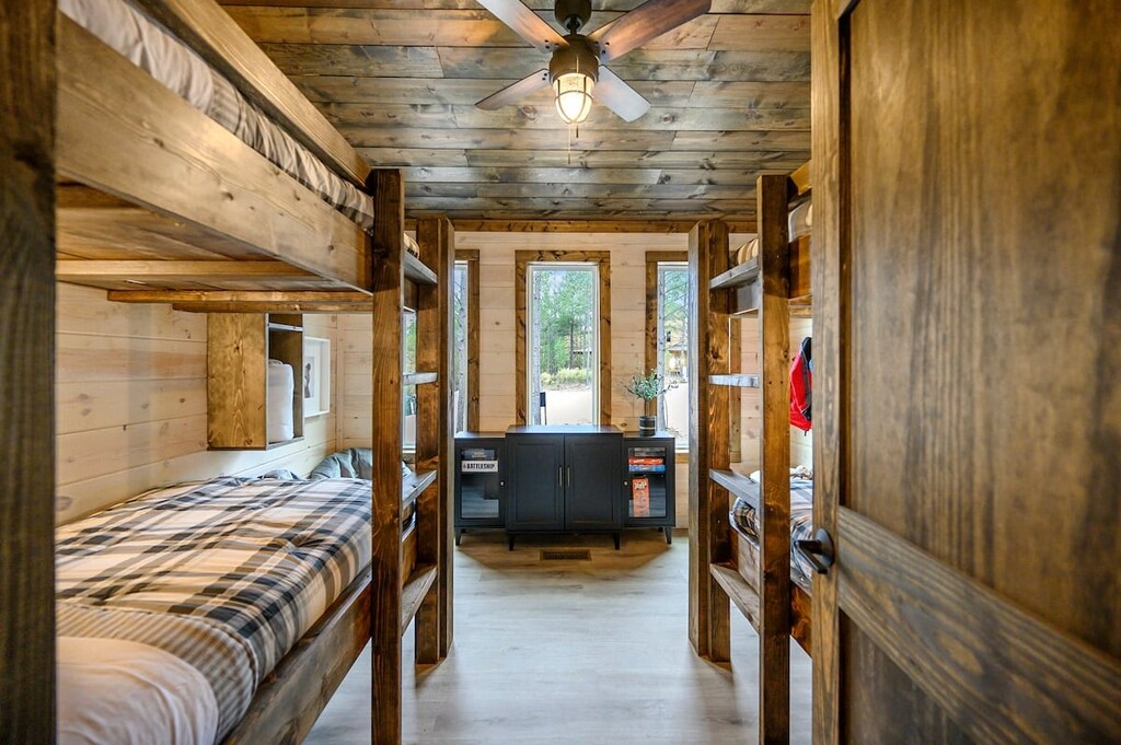 Upstairs bunk room (sleeps 4)