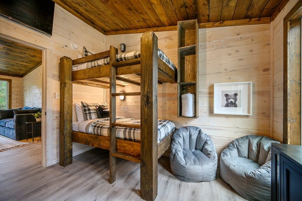 Upstairs bunk room (sleeps 4)