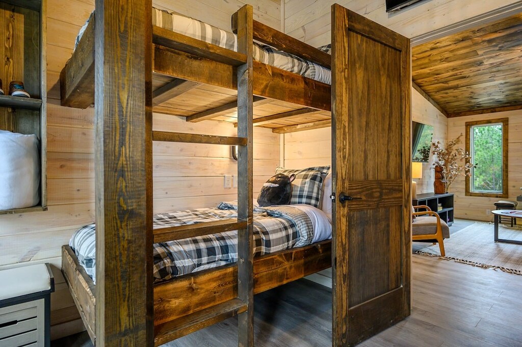 Upstairs bunk room (sleeps 4)