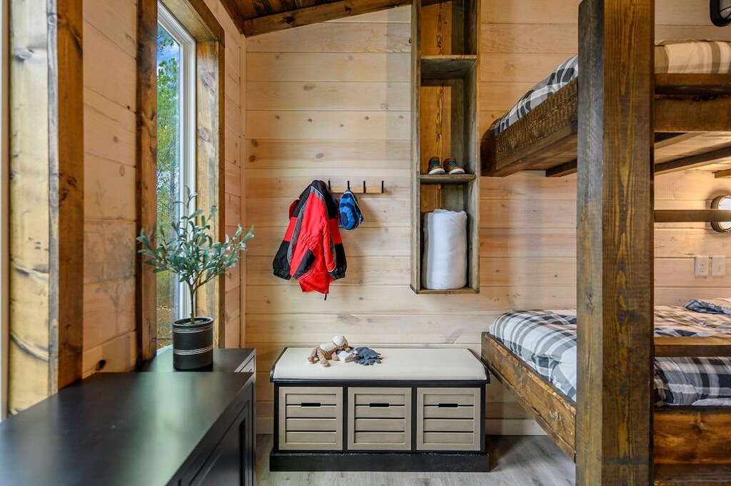 Upstairs bunk room (sleeps 4)