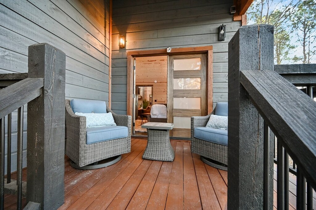 Private sitting area off master bedroom #2