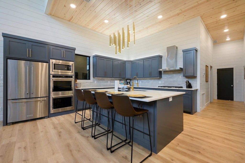 Spacious kitchen with breakfast bar