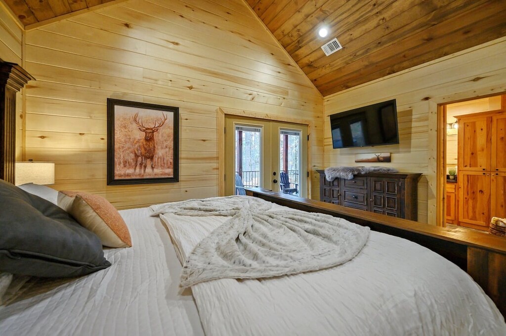 Downstairs master bedroom #1 (sleeps 2)