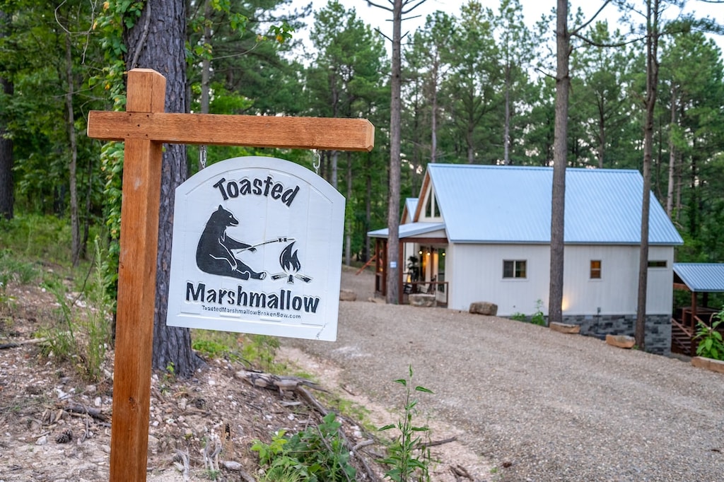 This farmhouse-style cabin is ready to welcome you!