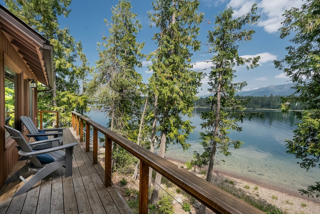 Coffee or wine by the lake | Exterior