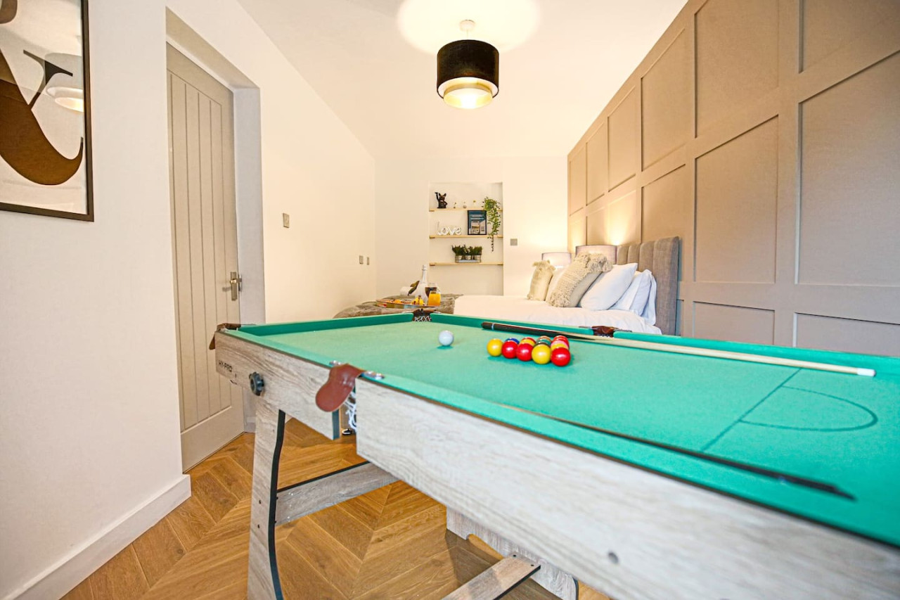 Central MK House - Pool Table, WiFi & Free Parking