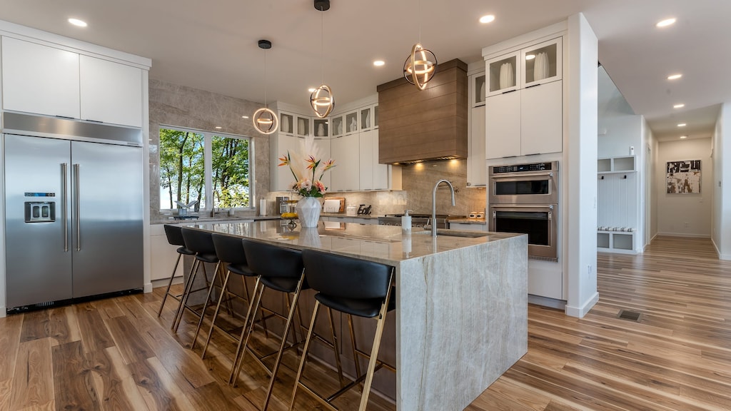 Enjoy your favorite meals in this full kitchen. 