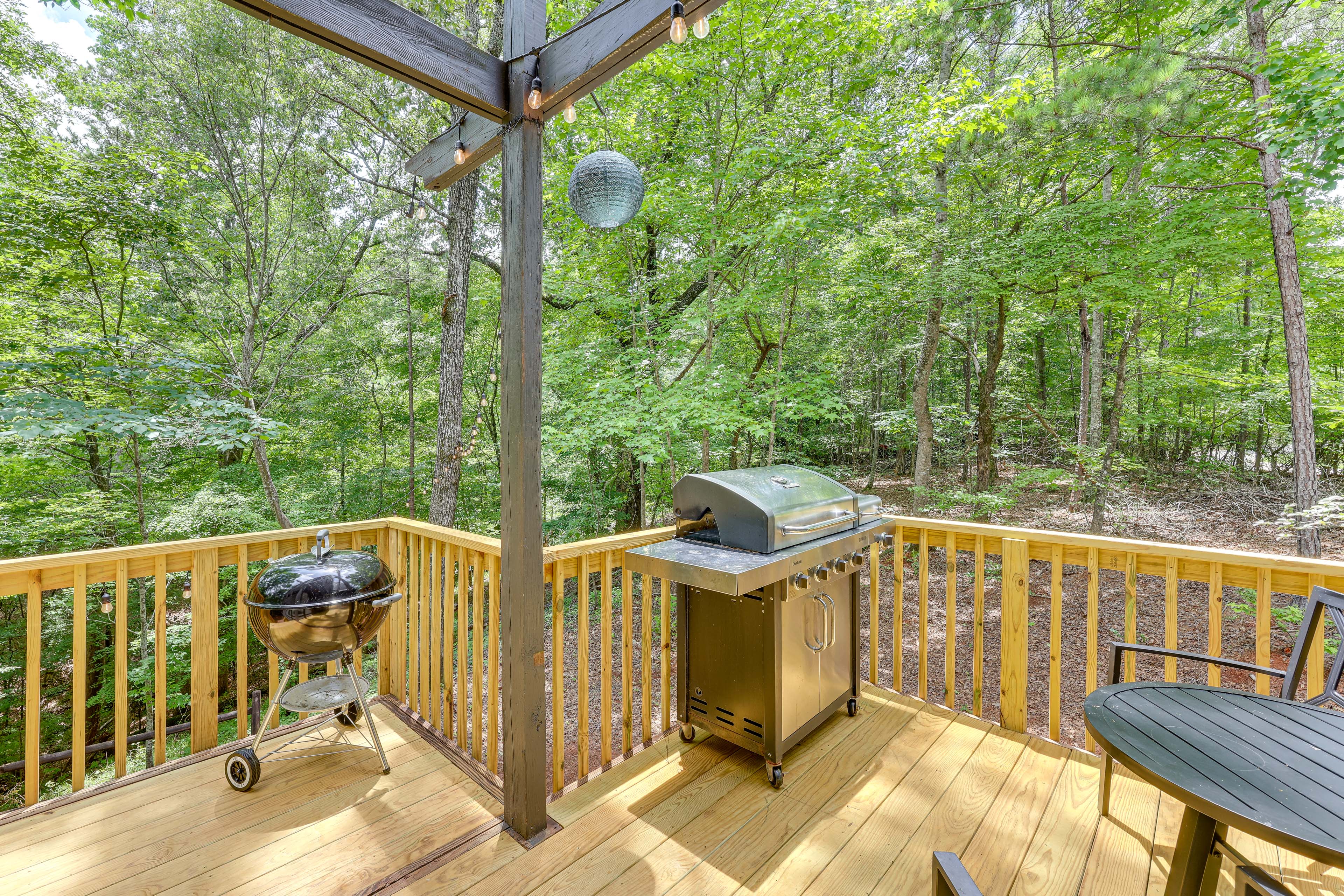 Family-Friendly Dadeville Cabin w/ Hot Tub & Porch
