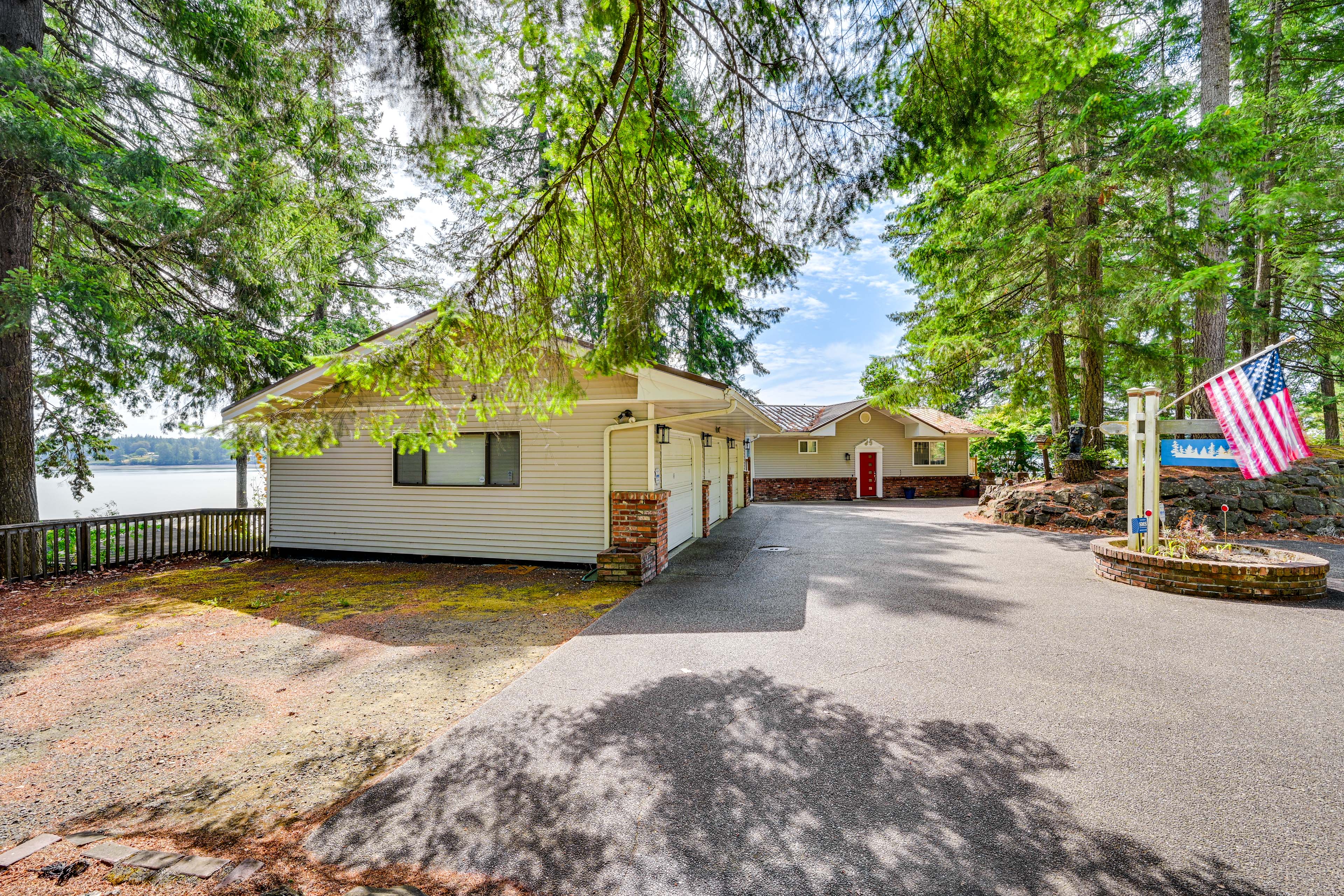 Property Image 2 - Serene Shelton Sanctuary w/ Private Beach & Kayaks