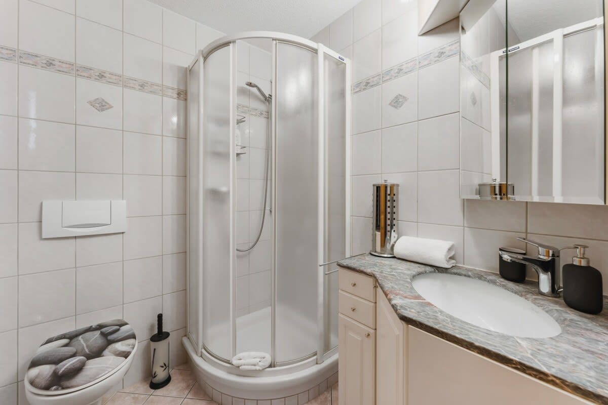 Luxury Alpine Chalet • Hot Tub & Mountain Views