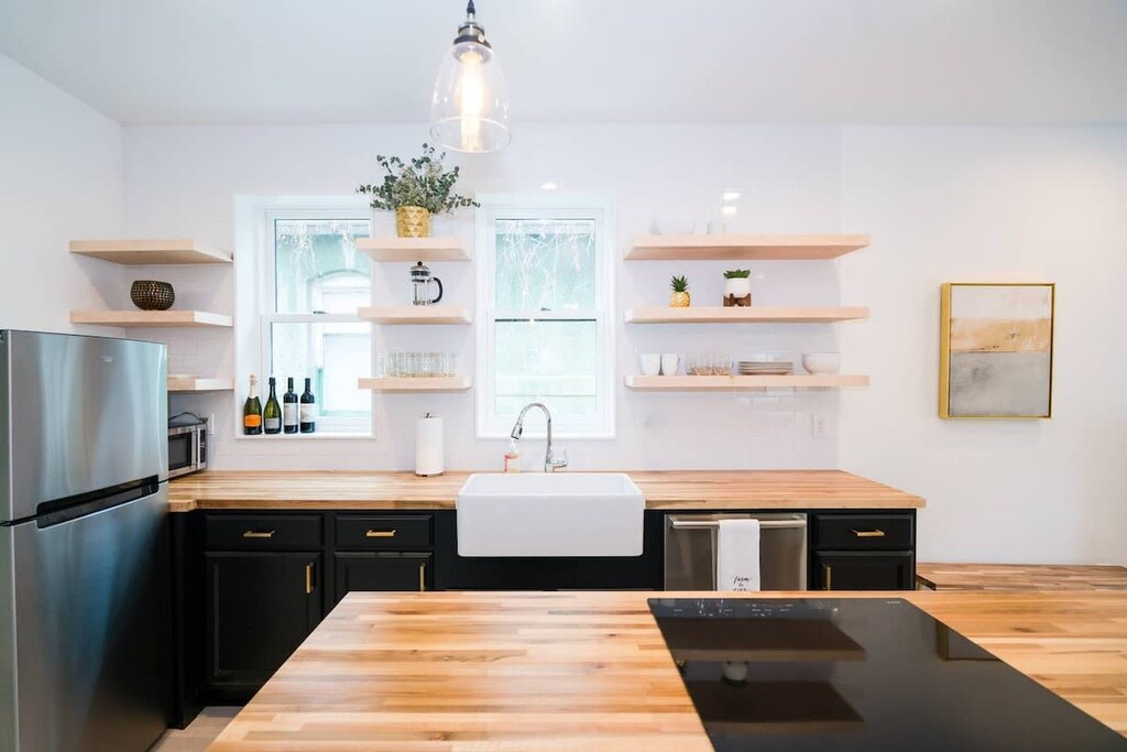 Imagine the delicious meals you could make in this modernized kitchen...