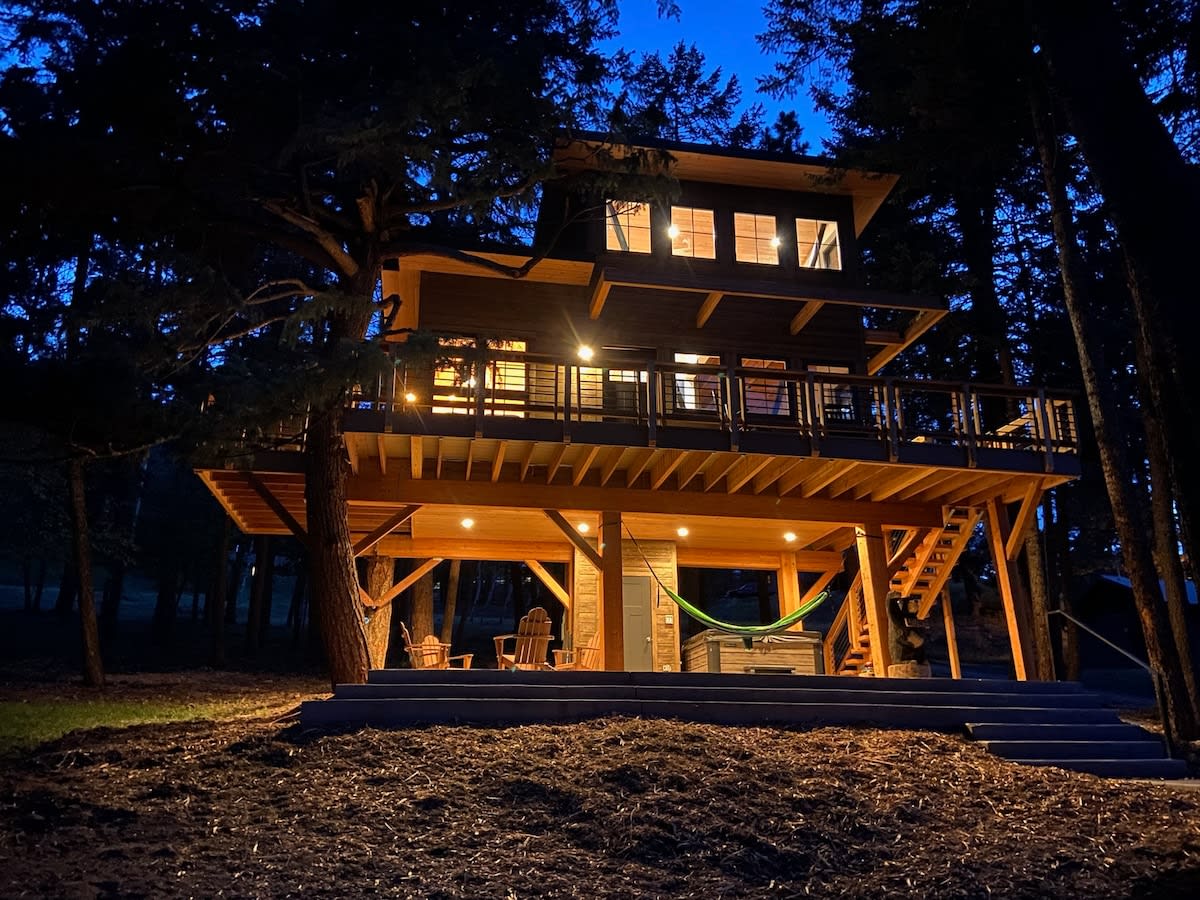 Upscale Mountain Treehouse / Fire Pit & Hot Tub