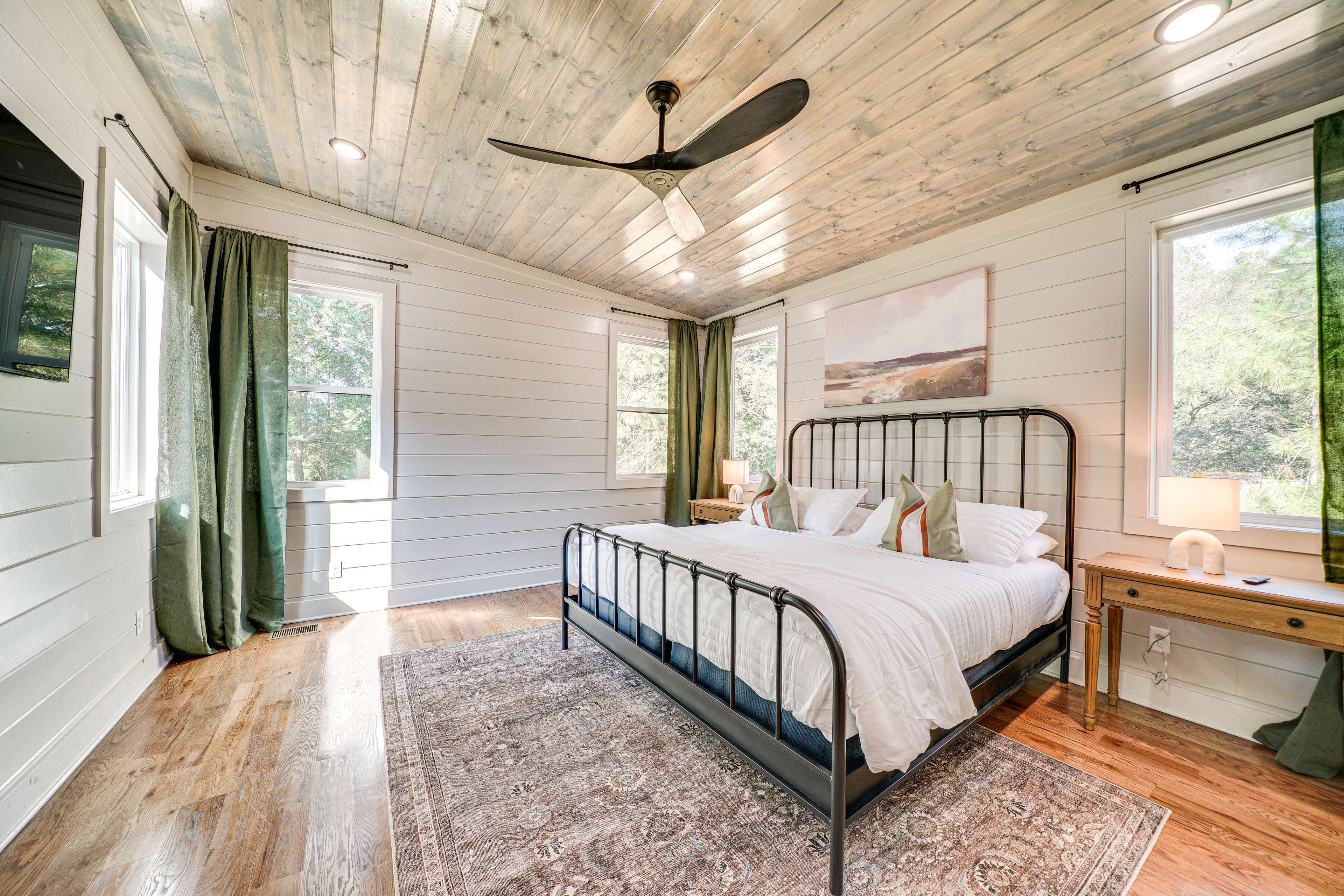 Deluxe Riverfront Cabin in Broken Bow w/ Hot Tub!