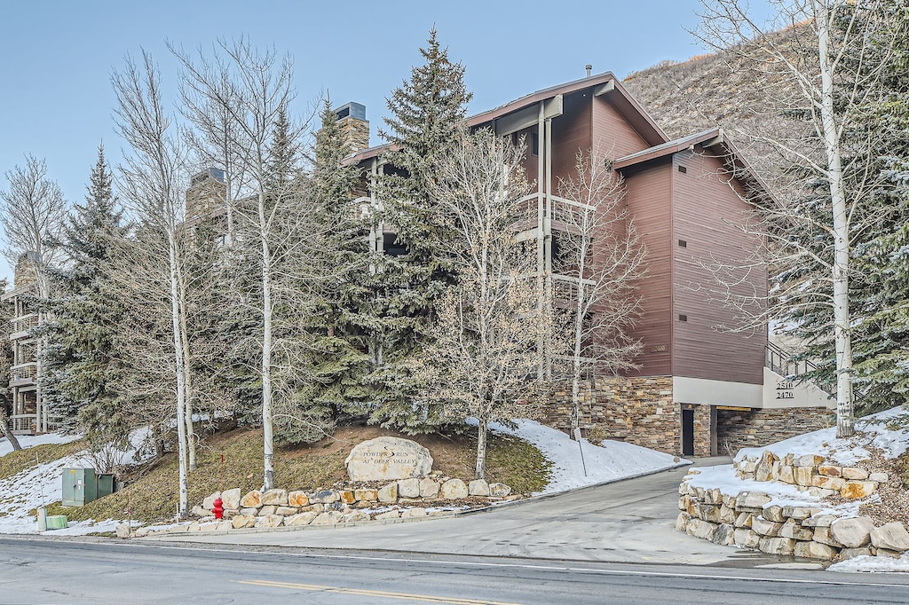 Welcome to this mountain retreat! A charming, wood-sided lodge offering easy access to skiing and historic Main Street. Enjoy the serene, snowy surroundings.