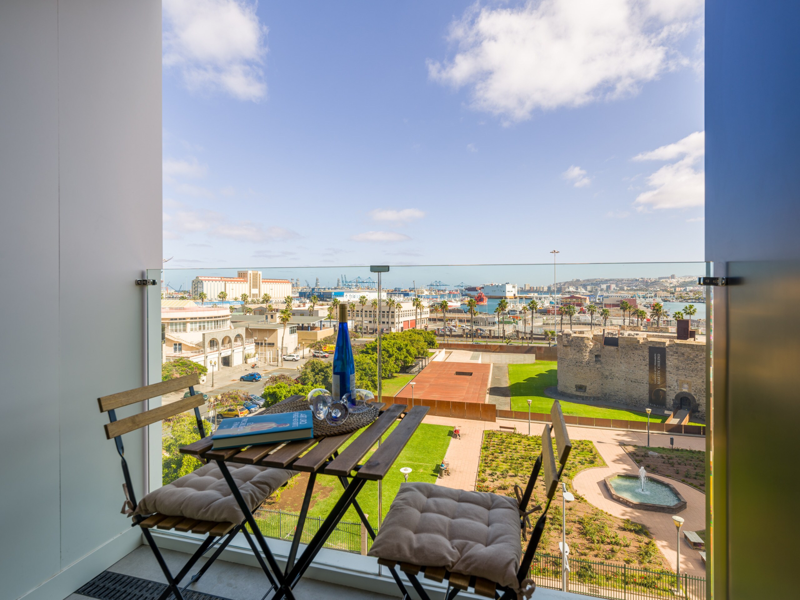 Balcony with views of the castle and the sea, ideal for relaxing and enjoying many hours of sunshine.