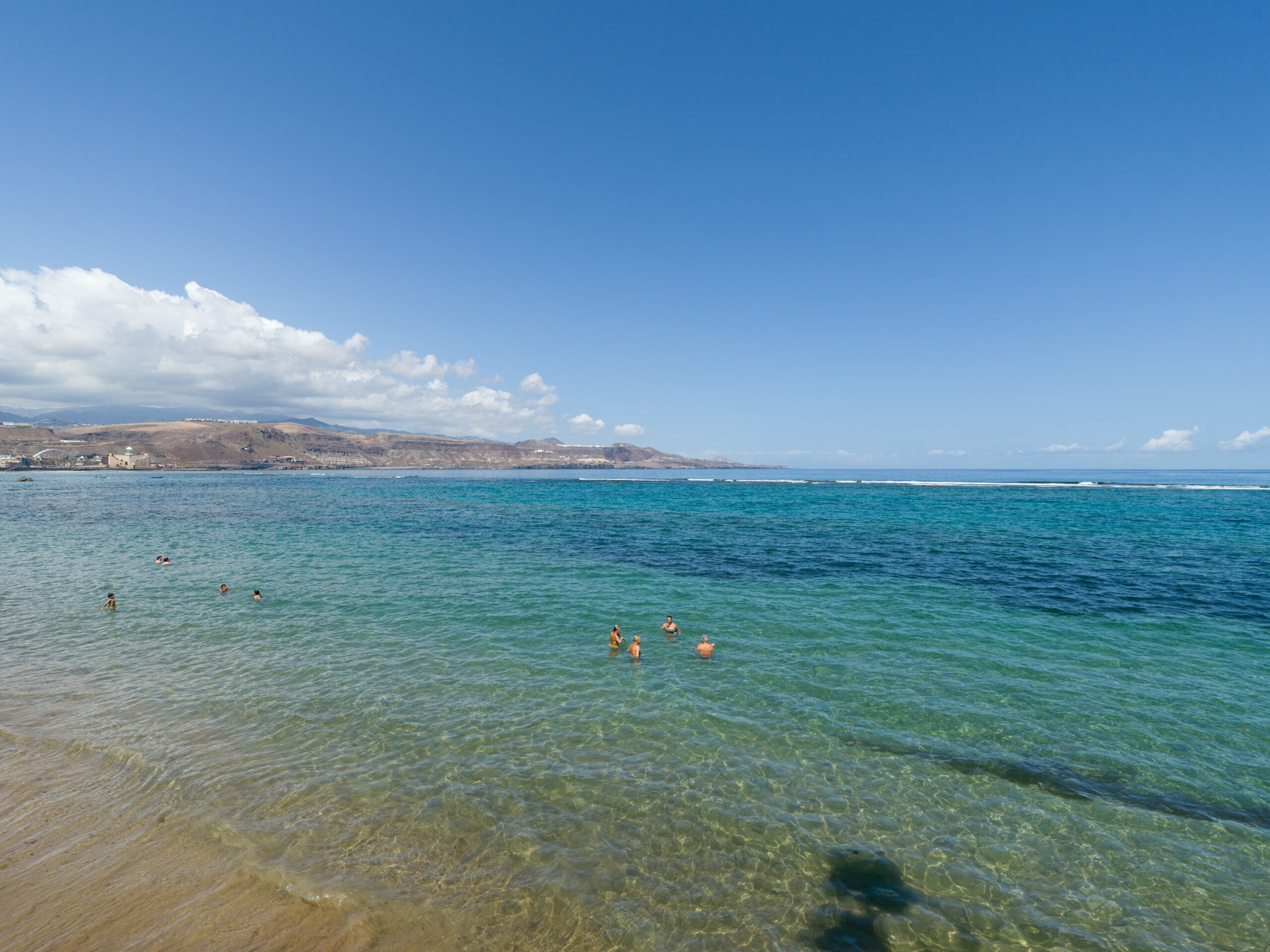 Las Canteras Beach, one of the best urban beaches in the world, is less than 7 minutes walk away.