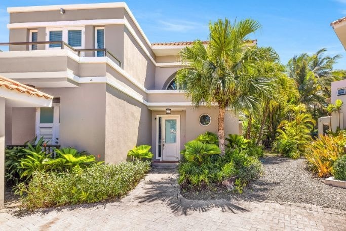 Fuente in English means “a source” or “a fountain”. In “Villa de la Fuente” you’ll find both
