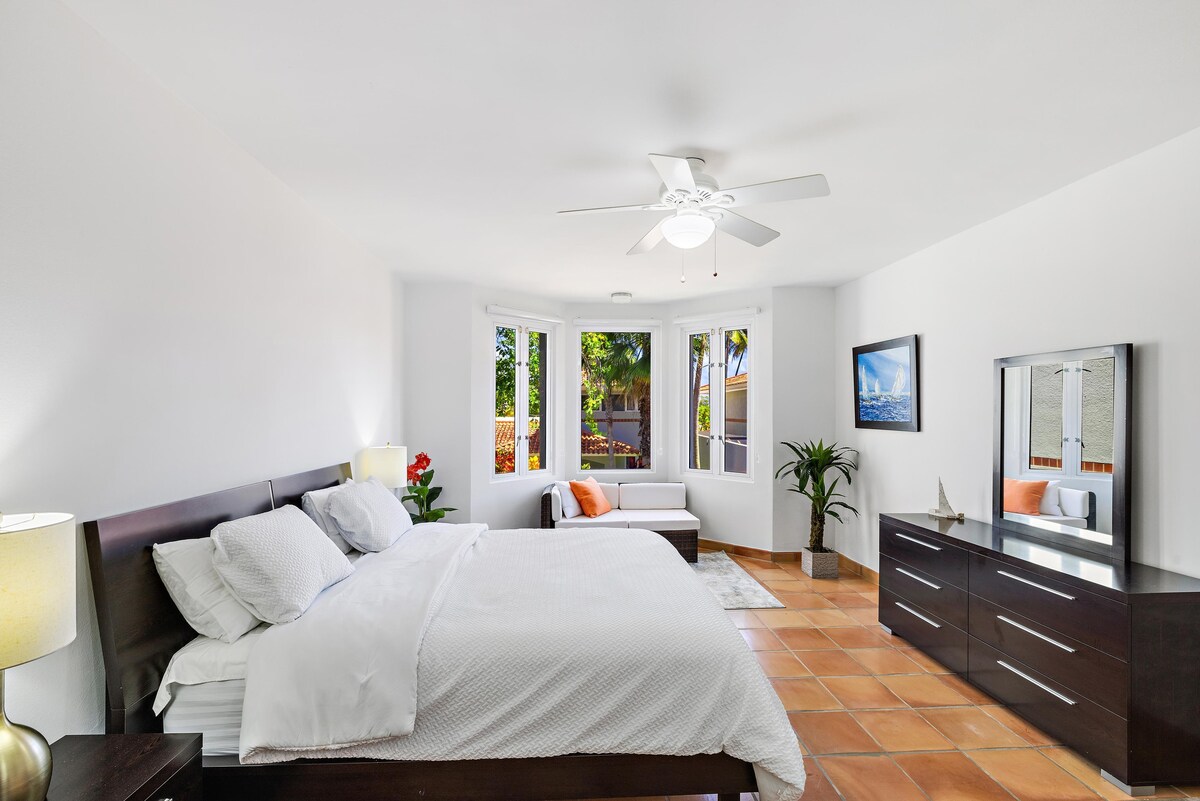 Master BR en-suite: King bed; Walk-In Closet; The drawer-vanity and the headboard are adorned with eye-catching, modern wall art. Master BR en-suite: King bed; Walk-In Closet; The drawer-vanity and the headboard are adorned with eye-catching, modern wall art.