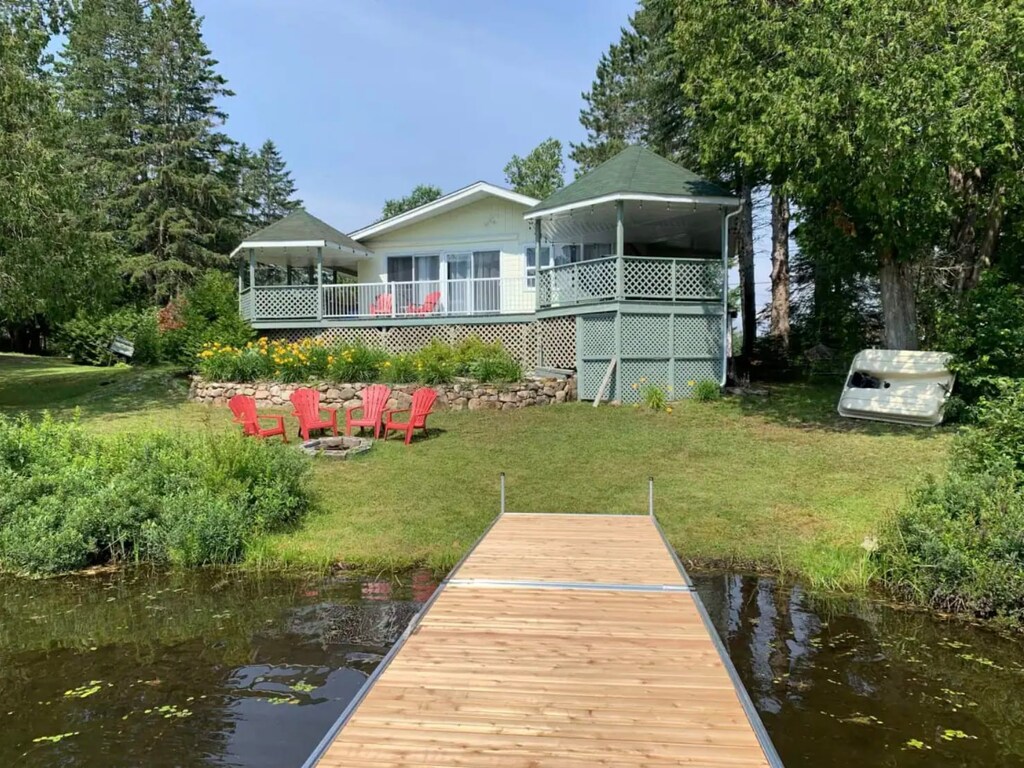 Vue extérieur du chalet avec accès sur le lac 