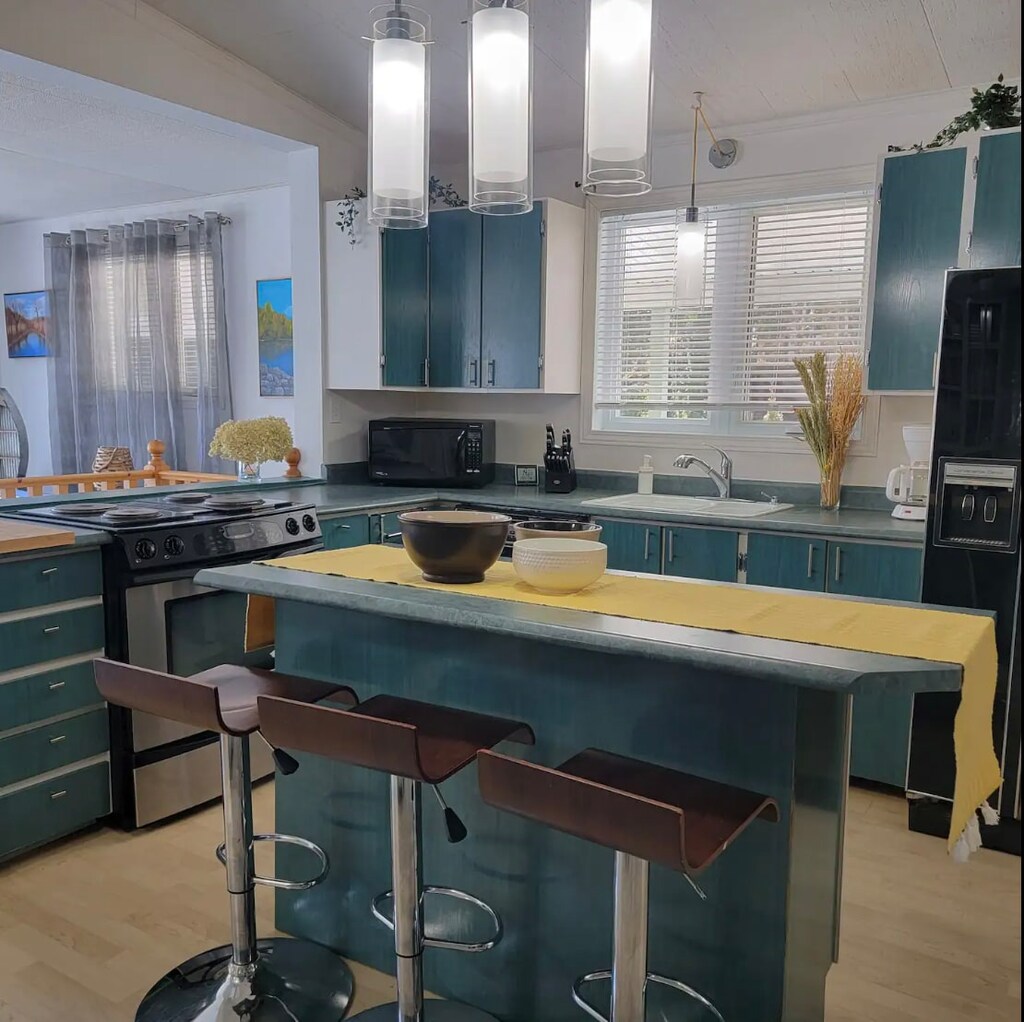 Cuisine avec îlot central, parfaite pour savourer les petits déjeuners en toute convivialité.