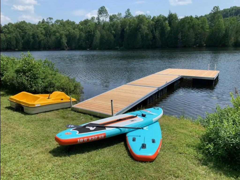 Accès au lac avec embarcations fournies pour profiter pleinement de l’eau et des paysages environnants.