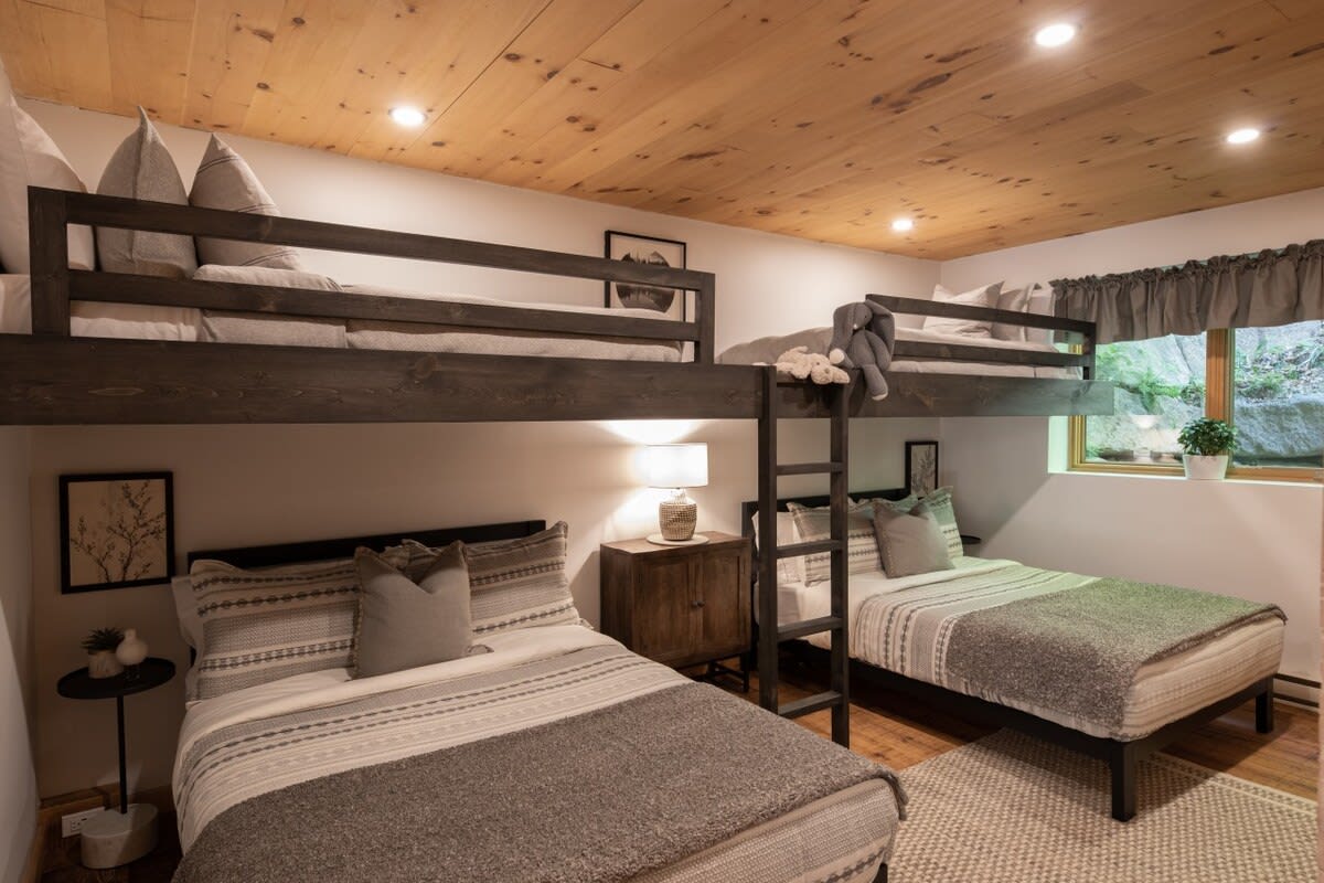 Notre chambre dortoir permet de recevoir confortablement 6 personnes avec ces 2 lits double et des ces 2 lits simple en hauteur.